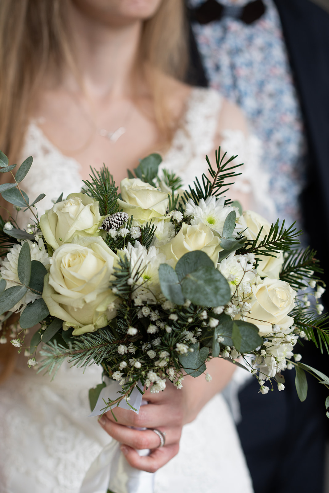 Femme avec cheval dans un champ